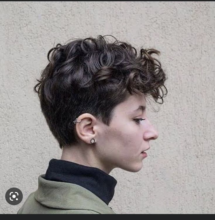 Tomboy Haircut, Woman With Curly Hair, Androgynous Haircut, Androgynous Hair, Curly Pixie Cuts, Short Curly Haircuts, Messy Short Hair, Shot Hair Styles, Short Wavy Hair