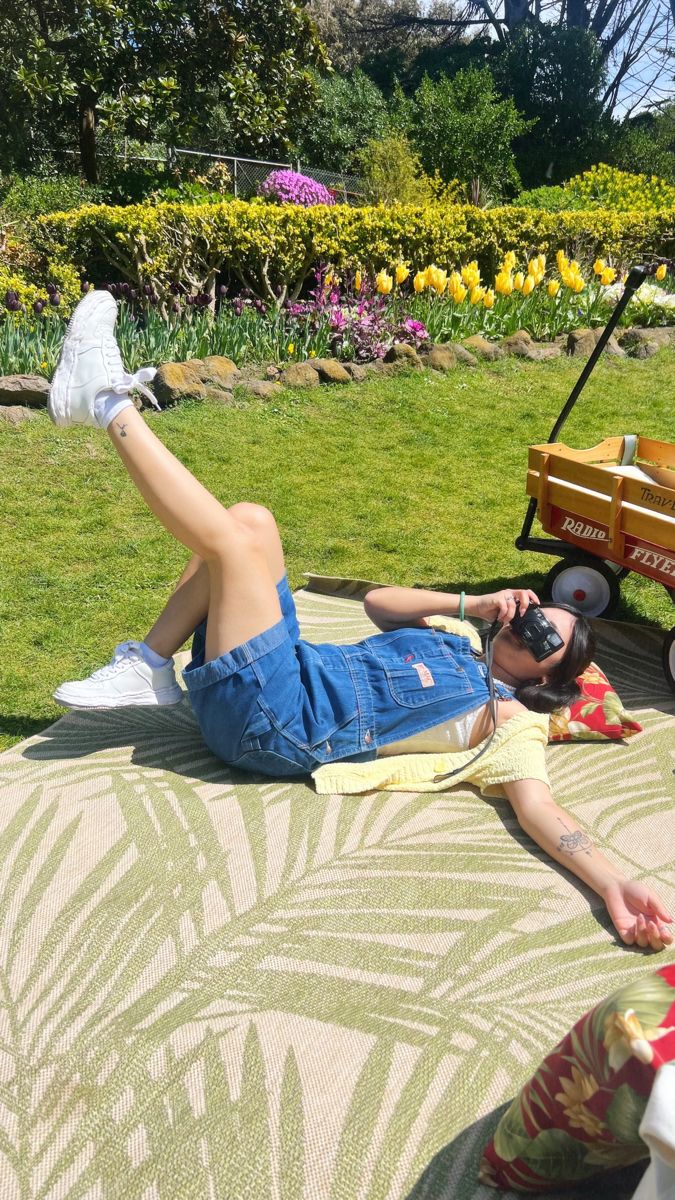 picnic, outfit inspiration, spring, spring picnic, spring outfit, overalls, denim overalls, overalls outfit, picnic pose, spring poses, picnic poses, outfit inspo Spring Poses, Picnic Poses, Outfit Picnic, Picnic Spring, Picnic Outfit, Overalls Denim, Spring Picnic, Overalls Outfit, Summer Picnic