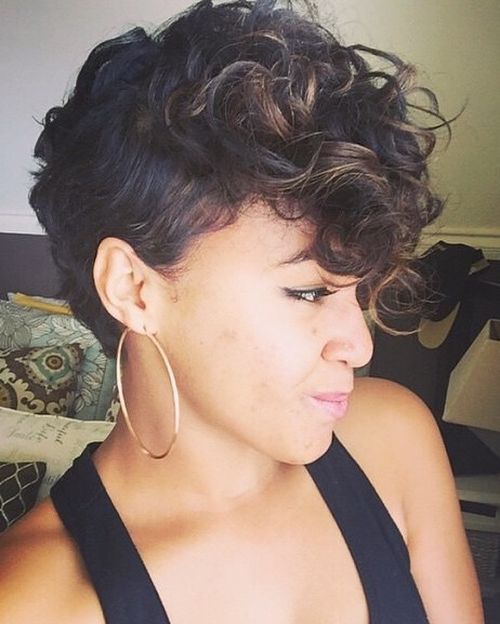 feminine curly mohawk                                                                                                                                                      Mehr Mohawk Hairstyles For Girls, Black Mohawk Hairstyles, Curly Mohawk Hairstyles, Mohawk Haircut, Curly Mohawk, Curly Undercut, American Hairstyles, Mohawk Hairstyles, Hair Styles 2014