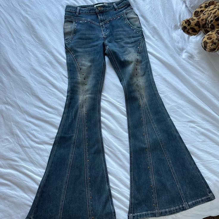 Distressed Style Flare Jeans! High Waisted! Never Worn, Great Condition Blue Jean Flares Outfit, Cowgirl Bell Bottoms, 70s Style Jeans, Flared Jeans Outfit Aesthetic, Bell Bottom Jeans 70s, Flare Jeans High Waisted, Flares Outfit, Flare Jean Outfit, Style Flare Jeans