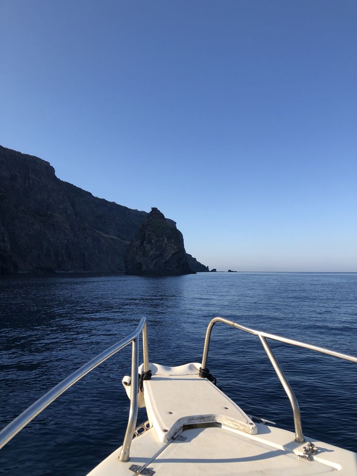 the back end of a boat in the ocean