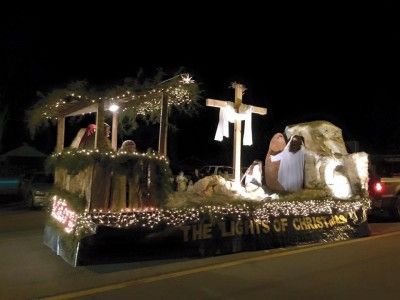 a float is decorated with christmas lights and nativity items in the shape of a cross