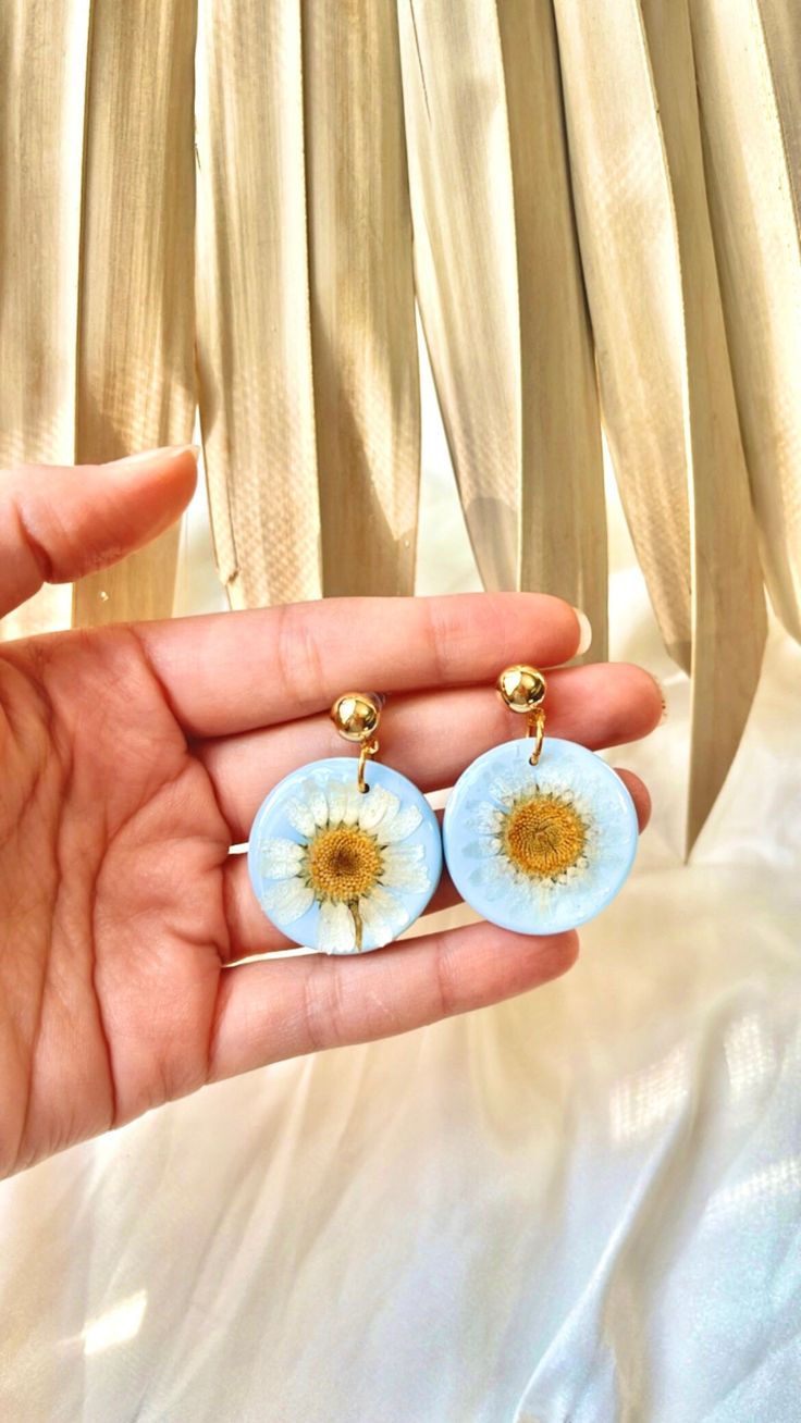 Handmade with real daisies Handmade Summer Flower Earrings, Summer Flower Earrings With Pressed Flowers, Daisy Flower Earrings For Spring, Bohemian Beaded Flower Earrings, Summer Daisy Flower Earrings Gift, Daisy Shaped Earrings For Summer, Handmade Daisy Shaped Earrings As Gift, Handmade Daisy White Earrings, Handmade Daisy-shaped Jewelry For Gift