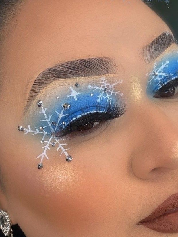 Eye makeup/ eye shadow looks/ blue/winter/ snow flake Winter Creative Makeup, Winter Themed Makeup Looks, Eye Makeup For Christmas, Christmas Rhinestone Makeup, December Eyeshadow Looks, Christmas Makeup Hooded Eyes, Ice Blue Makeup Look, Winter Inspired Makeup, Snowman Makeup Looks