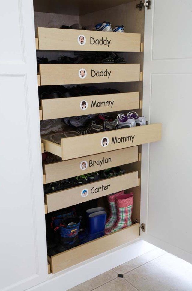 Take a look at these amazing shoe storage ideas in order to keep your entryway or mudroom in perfect condition every day of the week. Best Shoe Storage Ideas, Sneakers Storage, Best Shoe Storage, Shoe Rack Ideas, Shoes Organization, Shoe Storage Drawers, Shoe Rack For Small Spaces, Front Closet, Shoe Storage Ideas