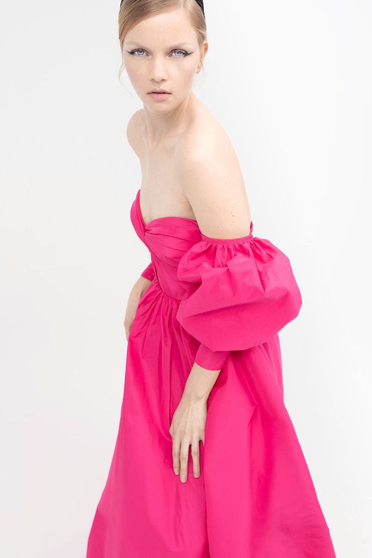 This is one of the few dresses designed in such a vivid color, in this case, fuchsia. With a strapless neckline and a draped sweetheart bodice, the 22-52 stands out with puff sleeves. Fuchsia Dress Outfit, Yolan Cris Wedding Dress, Formal Wedding Guest Attire, Wedding Dress 2023, Wedding Guest Outfit Inspiration, Minimal Dresses, Gatsby Style Wedding, Fuchsia Dress, Guest Attire