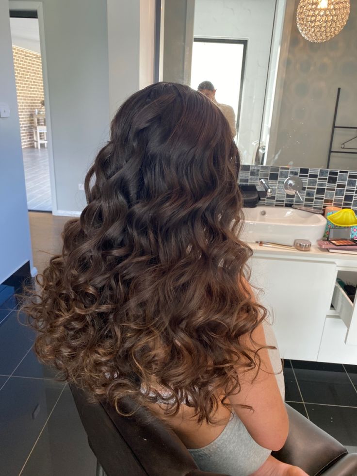 Straight Curled Hairstyles, Wavey Curls Hair Styles, Small Loose Curls, Graduate Hairstyle, Small Curls For Long Hair, Big Curled Hair, Big Bouncy Curls Long Hair, Big Curls Hairstyles, Tight Curls For Long Hair