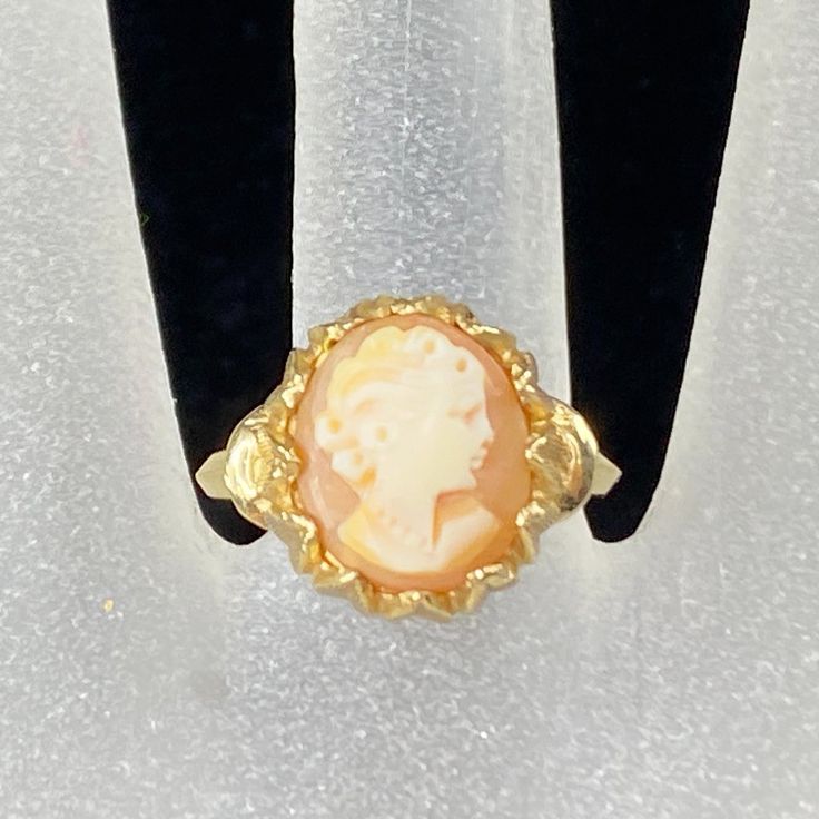 This Lovely Ring Has Very Different Ring Crown, It Is A Basket Leave Prong Setting One Circular Hand Carved Shell Cameo. Ring Top Is 14.8 X 13.8mm, Ring Size 6.25, Weight 4.6gm, Hallmark 14k (1 Inch = 25.4 Mm; 1 Dime = 17.9mm). All Items Are Pre-Owned Unless Otherwise Stated. This Means They Have The Usual Aspects Of Pre-Owned Jewelry, Such As Light Scratches, Wear And Tarnish. Please Review All The Photos Which Will Be Part Of The Description. Ring Crown, Cameo Ring, Crown Ring, Carved Shell, Lovely Ring, Womens Jewelry Rings, Prong Setting, Hallmark, 1 Inch