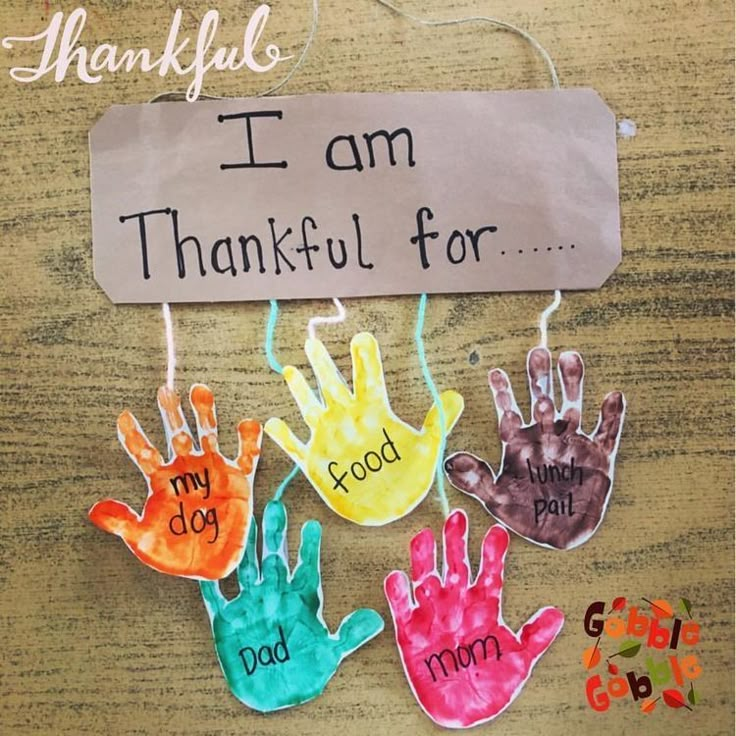 some handprints are hanging on a sign that says, i am grateful for my dad