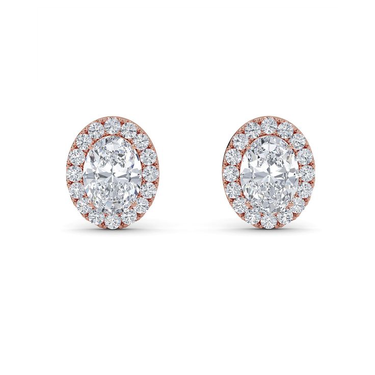 Estos aretes clásicos cuentan con brillantes piedras ovaladas en el centro y un deslumbrante halo de diamantes redondos que envuelve la gema central en un aura de luz. Elegant Oval Diamond Earrings With Halo Setting, Formal Oval Earrings With Halo Setting, Oval Halo Diamond Earrings, Oval Halo Setting Earrings For Formal Occasions, Formal Oval Halo Setting Earrings, Timeless Oval Cubic Zirconia Diamond Earrings, Timeless Oval Diamond Earrings With Accents, Dazzling Oval Earrings With Brilliant Cut, Oval Halo Earrings For Formal Occasions