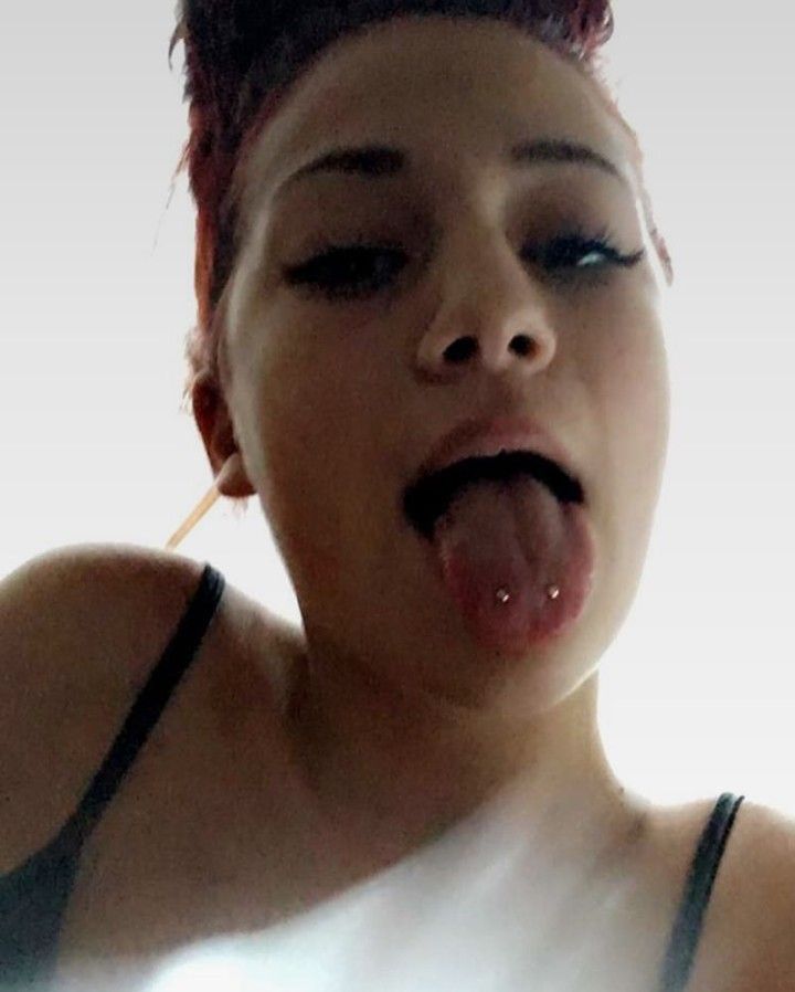 Bhad Bhabie Piercing, Bhad Bhabie Old Pics, Frog Eye Peircings, Bhad Bhabie Pfp, Bhad Bhabie 2017, Frog Bites Piercing, Bhad Bhabie Tattoos, Frog Eye Piercing Tongue, Frog Eyes Piercing