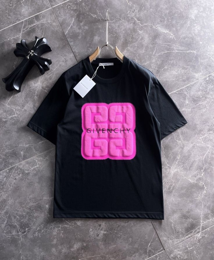 Chic Outfits Edgy, Givenchy Fashion, Mens Monogram, Givenchy Tshirt, Tshirt Design Men, Expensive Clothes, Mens Luxury Fashion, Google Lens, Tee Shirt Designs