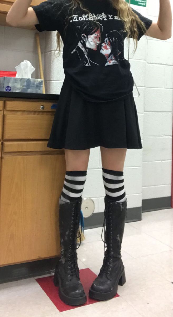 Black And White Socks Outfit, Thigh High Skirt Outfit, Black And White Striped Socks Outfit, How To Wear Knee High Socks, Striped Knee High Socks Outfit, Knee Socks And Boots, Band Shirt With Skirt, Knee High Platform Boots Outfit Grunge, Stripe Socks Outfit