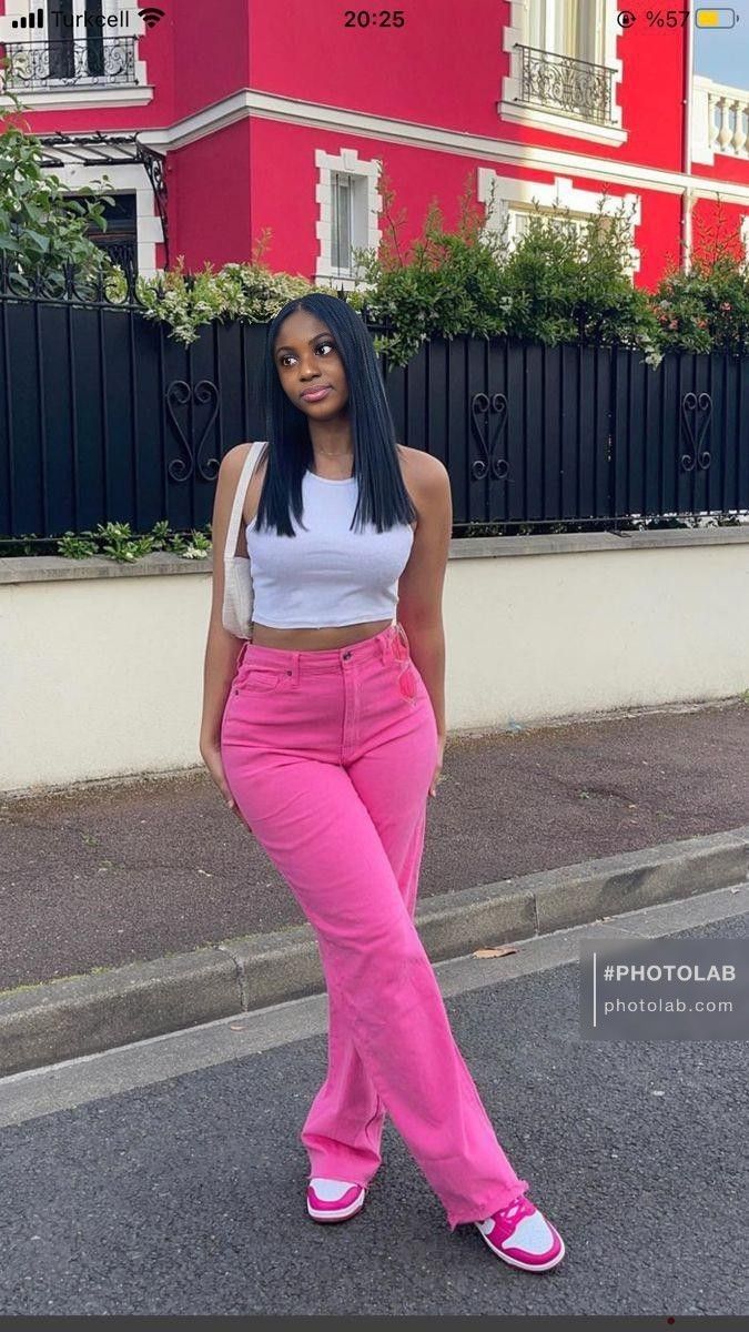 Hot Pink Outfit Ideas Casual, Fucsia Pants Outfit, Nike Rosas, Hot Dress Outfits, Pink Cargo Pants Outfits, Pink Mom Jeans, Outfit Ideas Modest, Hot Pink Outfit, Jeans Rosa