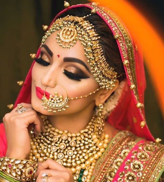 Stunning Indian bridal jewellery | Statement maathapatti in kundan with pearl and green beads tinklets | Bridal makeup inspiration | Shimmer smokey eye makeup | Bridal look inspiration | Traditional bridal jewellery | Image source: Pinterest | Every Indian bride’s Fav. Wedding E-magazine to read. Here for any marriage advice you need | www.wittyvows.com shares things no one tells brides, covers real weddings, ideas, inspirations, design trends and the right vendors, candid photographers etc. Mang Patti, Beautiful Bridal Makeup, Smokey Eye Makeup Look, Indian Wedding Makeup, Asian Bridal Makeup, Indian Bride Makeup, Bridal Makeup Images, Bridal Eye Makeup, Bridal Makeover