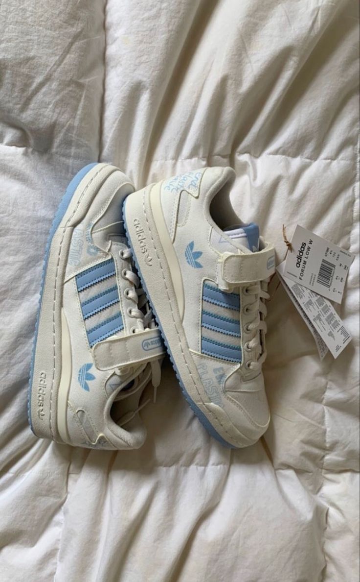 Shoe Inspo Adidas, Shoe Inspo Sneakers Trendy, Trendy Shoes 2022, Vintage Adidas Shoes, Vintage Shoes Sneakers, Adidas Shoes Outfit, Snickers Shoes, Snicker Shoes, Trendy Shoes Sneakers