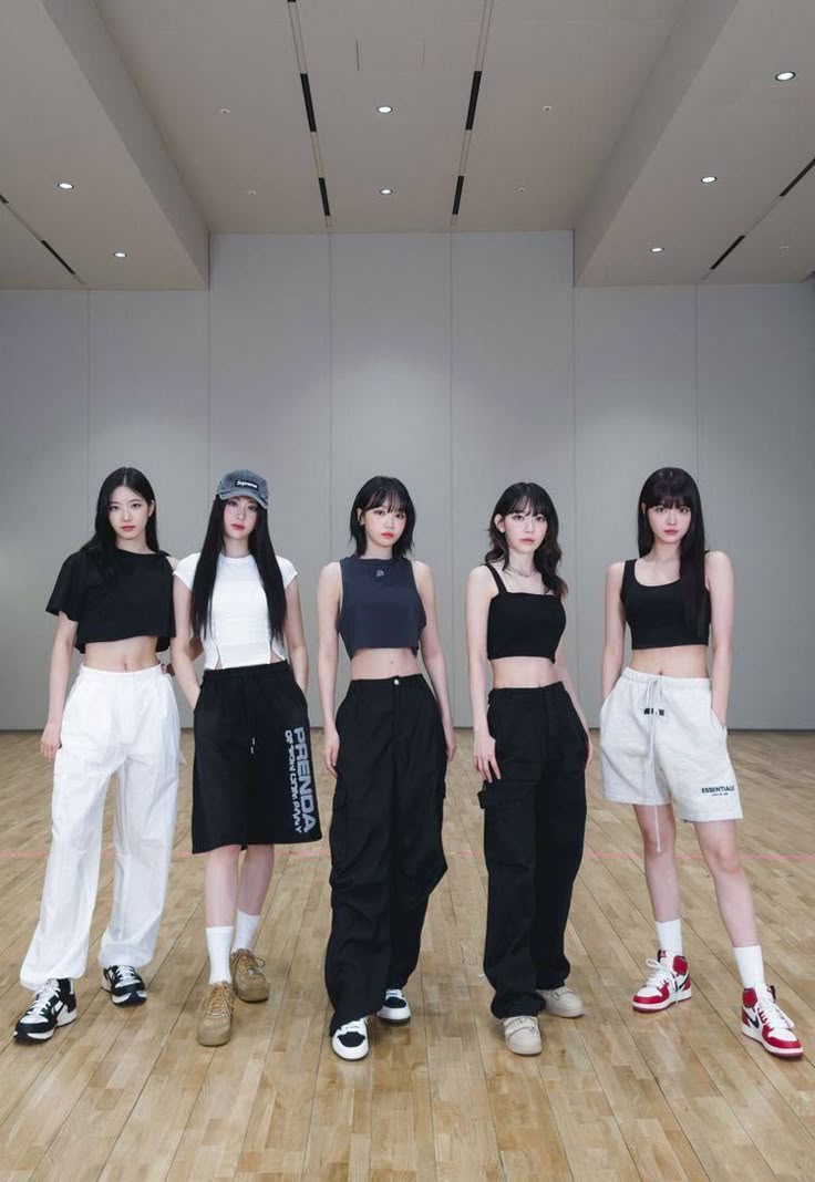 Dance Hiphop Outfit, Hip Hop Class Outfits, Kpop Dance Outfits Ideas, Dance Outfits Practice Hip Hop, Hiphop Dance Outfit Dancers, Dance Practice Outfits Ideas, Dance Teacher Outfits, Korean Dance Outfit, Hiphop Dance Outfit