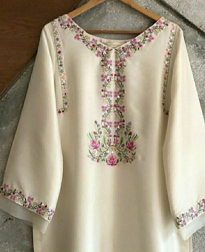 Dresses Neck Designs, Clothes Embroidery, Maxi Design, Kurti Embroidery Design, Salwar Kamiz, Dress Design Patterns, Kurta Designs Women, Simple Pakistani Dresses, Embroidery Suits Design