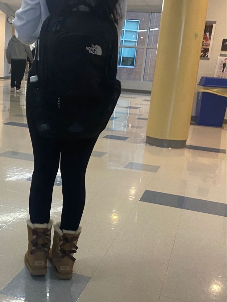 Bailey Boot Uggs Outfit, Bailey Uggs Outfit, Ugg Boots And Leggings, Outfits With Black Uggs, Ugg Boot Outfits, Black Uggs Outfit, Simple Baddie Outfits, Outfit With Uggs, Ugg Boots Outfit