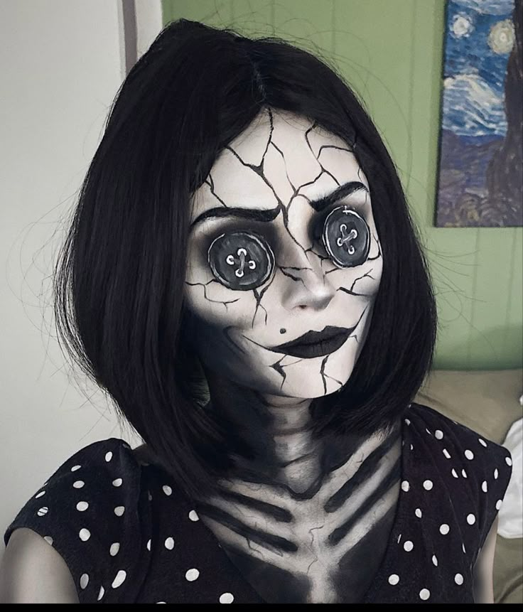 Coraline Doll Makeup, Coraline Sfx Makeup, Coraline Mom Makeup, Halloween Makeup Coraline, Coraline Face Paint, Coraline Other Mother Makeup, Caroline Makeup Halloween, Other Mother Coraline Makeup, Coraline Family Costume