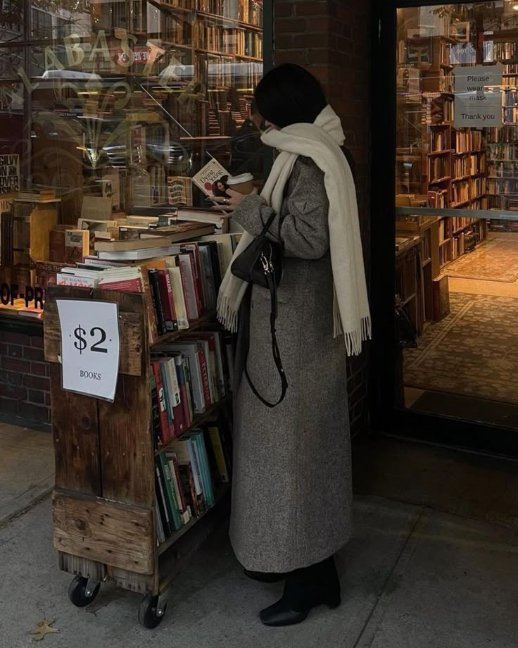 Black Coat Outfit, Long Coat Outfit, Frazzled English Woman, Long Black Coat, Mode Casual, The Perfect Guy, Coat Outfits, Tarzan, Autumn Aesthetic