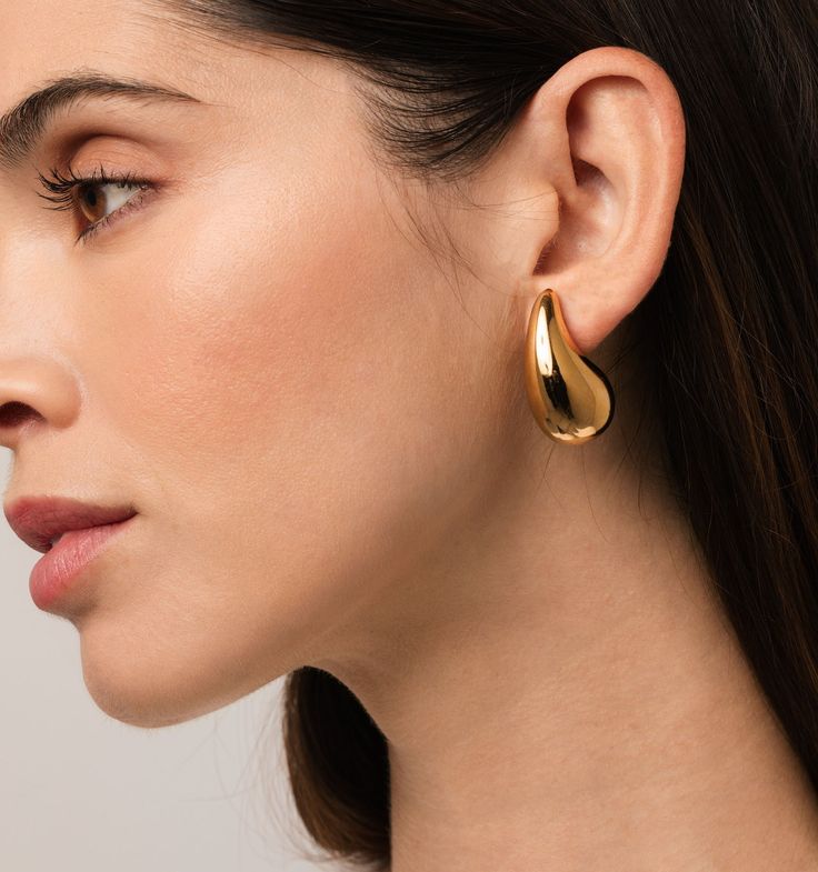 These are lightweight and waterproof! We love these statement droplet earrings for their the organic and playful shape. Style these oversized droplet earrings up for a fun night out or make them an essential part of your daily line up.
Material: 18K Gold Plated On Stainless Steel, Size: 1.25" x .65" Modern Tarnish Resistant Teardrop Earrings, Modern Tarnish-resistant Teardrop Earrings, Chic Teardrop Earrings Tarnish Resistant, Chic Drop Hoop Earrings, Trendy Drop Earrings As A Gift, Modern Teardrop Drop Earrings For Everyday, Trendy Teardrop Hoop Earrings, Chic Teardrop Drop Earrings For Pierced Ears, Chic Teardrop Single Earring