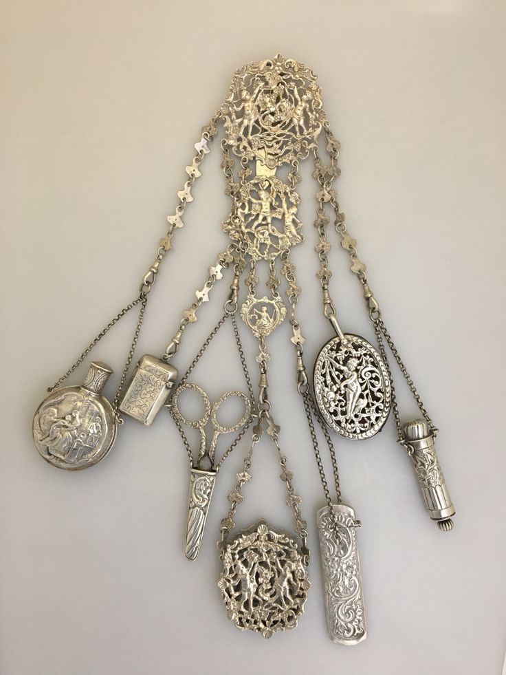 Diy Chatelaine, Victorian Accessories, Silver Items, Retro Mode, Vintage Purses, Chatelaine, Vintage Jewels, Silver Filigree, Grunge Aesthetic