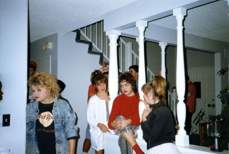 Inside Of A House, 1980s Party, 80s Photos, Extreme Fashion, High Hair, 80s Aesthetic, 80s Vibes, Teen Party, Vintage Party