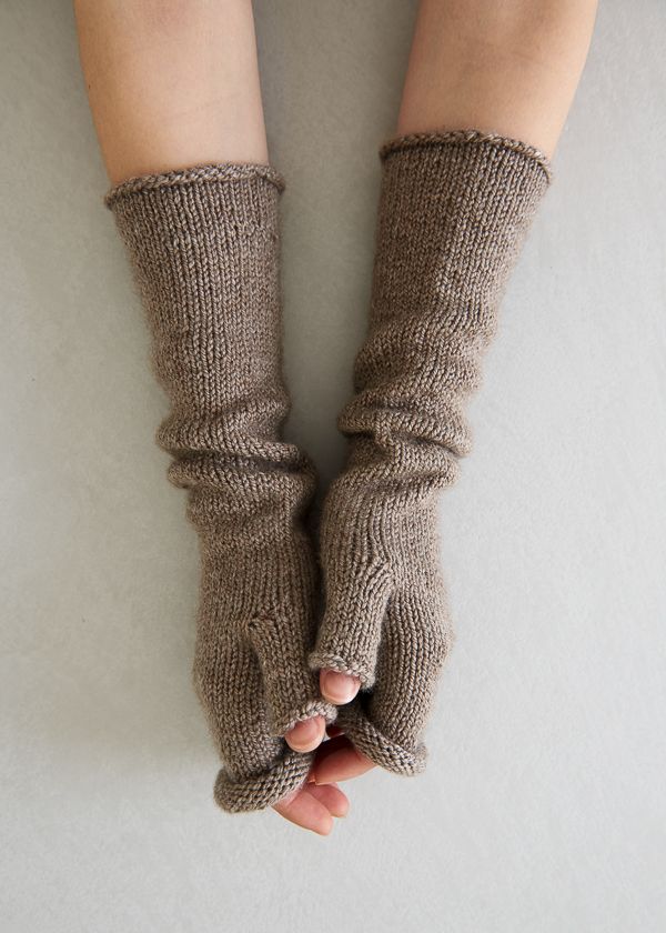 Fall knitting patterns - Take a look at this roundup of free knitting patterns for you to make this fall! Including fingerless gloves, blankets and socks. Knitted Gloves Mittens, Fall Knitting Patterns, Fingerless Gloves Knitted Pattern, Outlander Knitting, Knitting Hats, Fall Knitting, Purl Soho, Fingerless Mitts, Fingerless Gloves Knitted