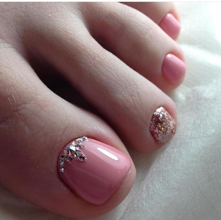 Pedicure With Gems, Gold Toe Nails, Toenail Art Designs, Feet Nail Design, Toe Nail Color, Pretty Toe Nails, Asian Nails, Summer Toe Nails, Cute Toe Nails