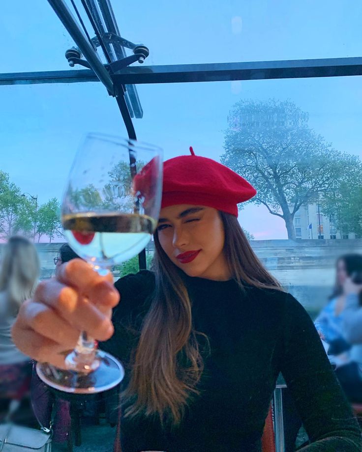 Beret paris look red lips Beret In Paris, Red Barrette Hat Outfit, Paris Beret Outfit, Red Lips Street Style, Maroon Beret Outfit, Red Beret Aesthetic, Winter Outfits With Beret, Red Beret Outfit Street Styles, Outfits With Barrette Hats