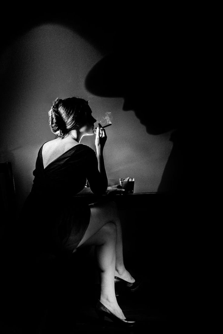 Film Noir Photography, Film Portraits, Old Fashion Cocktail Recipe, Noir Detective, Detective Aesthetic, Cocktail Photos, Noir Movie, Shadow Photography, Thirsty Thursday