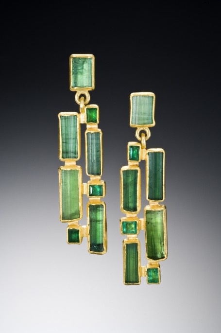 emerald tourmaline earrings by Petra Class via Margaret Tawale Emerald Green Earrings, Tourmaline Earrings, Green Stones, Emerald Earrings, Emerald Jewelry, Gems Jewelry, Contemporary Jewelry, Modern Jewelry, Jewelry Art