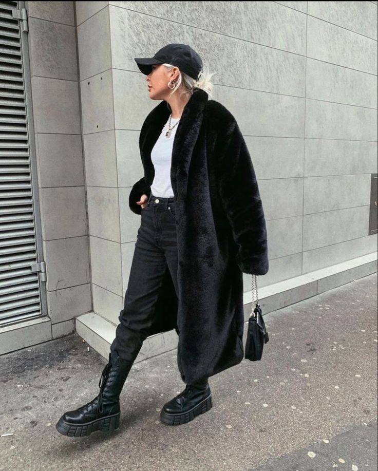 Black Fur Coat Outfit Casual, Long Black Fur Coat, Black Fur Coat Outfit, Classic Winter Outfits, Fur Coat Outfit Casual, Fur Coat Street Style, Faux Fur Coats Outfit, Winter Outfits For Men, Oversized Faux Fur Coat