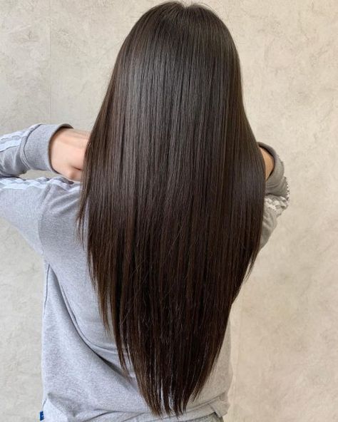 17 Incredible V-Cut Hairstyles for That Ultimate V Shape Look in 2019 Long Hair V Cut, U Cut Hairstyle, Haircuts For Long Hair Straight, V Cut Hair, V Shaped Haircut, V Hair, Haircuts For Long Hair With Layers, Straight Hair Cuts, Haircuts Straight Hair