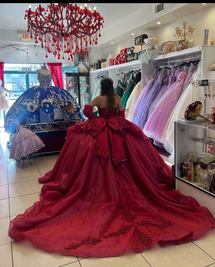 Red Dress Quince, Red And White Quinceanera Dresses, Burgundy Quince Dresses, Red Quince Ideas, Dark Red Quinceanera Dresses, Red Quince Dress, Quince Dress Ideas, Red Quinceanera Ideas, Quinceanera Red