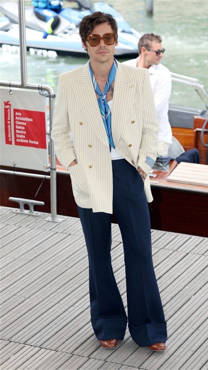 Harry Styles Flared Pants, Harry Styles Flare Pants, Gucci Mens Outfits, Harry Styles 2023 Outfits, Funky Men Outfits, Harry Styles Outfits Inspiration Men, Harry Styles 70s, Harry Styles Venice Film Festival, Gucci Inspired Outfit