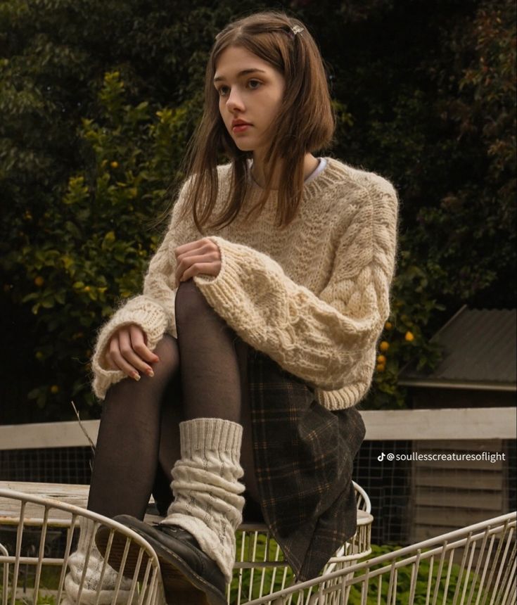 Autumn Fashion Photography, Cozy Poses, Roots Socks, Academia Outfits Aesthetic, Winter Academia, High Socks Outfits, Style Roots, Fall Outfits For School, Dark Academia Fashion