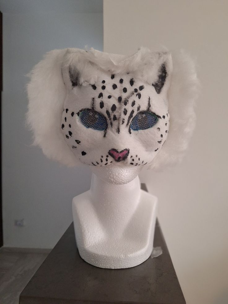 High quality Snow Leopard mask Felted, furred and fully lined. Has 95% visible mesh and a third head strap for confort. Includes a goodie bag and a doodle. Snow Leopard Halloween Costume, Snow Lepord Costume, Snow Leopard Ears And Tail, Snow Leopard Costume, Snow Leopard Therian, Snow Leopard Makeup Halloween, Snow Leopard Skull, Leopard Mask, Therian Mask