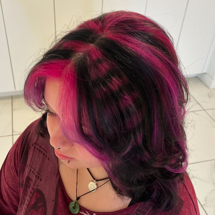 Emo Chunky Highlights, Hair Stripes Color, Hair Color Design Ideas, Red Purple Black Hair, Elissabat Hair, Cool Hair Ideas Color, Peekaboo Raccoon Tail Hair, Draculaura Hair Curly, Raccoon Highlights