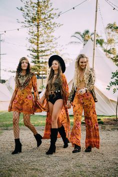 Festival Theme Outfit Ideas, Festival Themed Outfit, 70s Fashion Festival, Summer Festival Outfit Ideas Coachella, Coachella Group Outfits, Flowy Festival Outfits, Hippy Party Outfit, Shaky Knees Festival Fashion, Festival Group Outfits