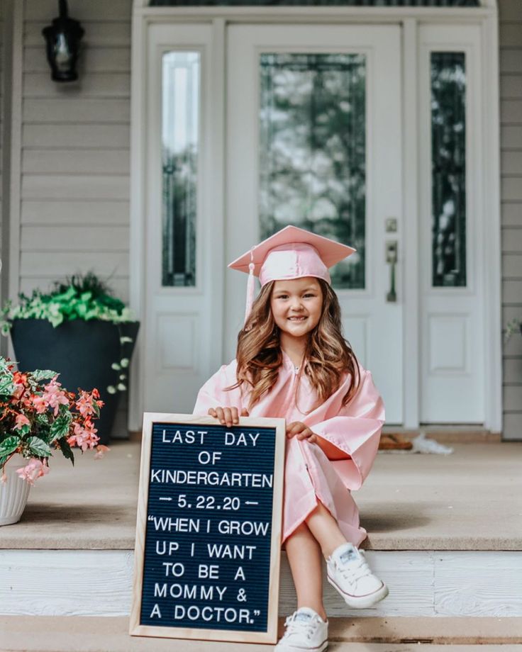 Kinder Cap And Gown Pictures, Graduation Photos Kindergarten, Girl Kindergarten Graduation, Kindergarten Graduation Pictures Pink, Graduation Photoshoot Kindergarten, Graduation Kindergarten Photography, Kindergarten Grad Photoshoot, Kindergarten Photo Shoot Graduation, School Picture Day Outfit Kindergarten