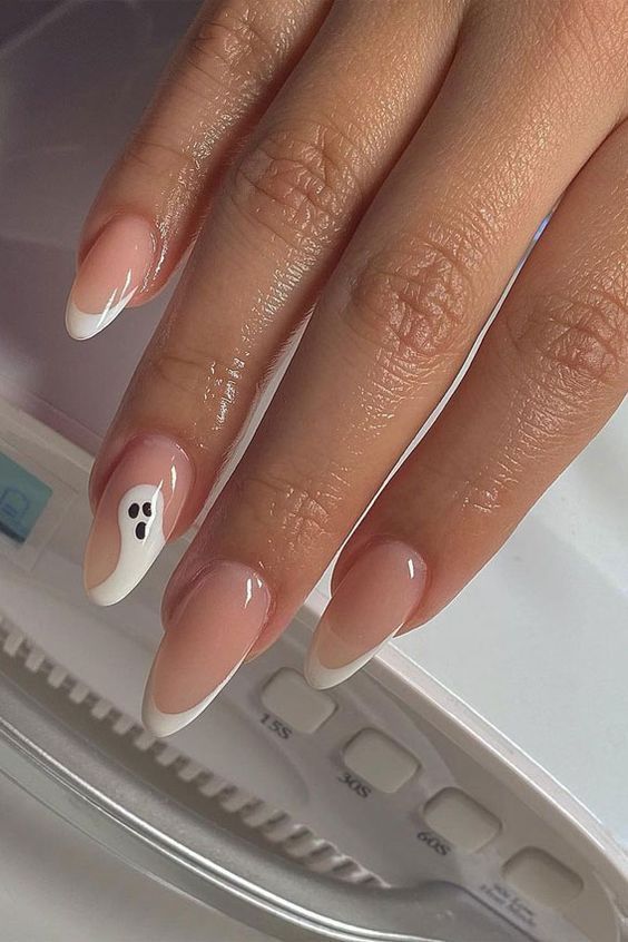 White Nails With Ghost, French Manicure With Ghost, October Nails Ghost, Aesthetic Nails Halloween, Autumn Nails Halloween, Almond Nails Autumn 2022, Halloween Nails Inspo Aesthetic, Ghost French Nails, Halloween French Tip Nails Almond