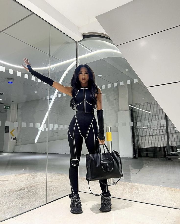 Futuristic Black Outfit, All Black Outfit Baddie Party, Futuristic Fashion Black Women, Black Witch Outfit Aesthetic, Saturno Concert Outfits, Techno Outfit Girl, Techno Baddie, Techno Aesthetic Outfit, Matrix Outfit