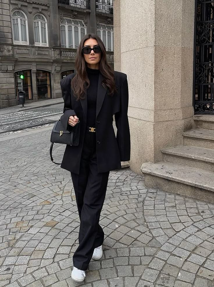 Suit With Turtle Neck Women, Model Blazer, Belt Blazer Outfit, Blazer Noir Outfit, Outfit Total Black, Black Elegant Outfit, All Black Work Outfits Women, All Black Casual Outfit, Casual Cocktail Attire For Women