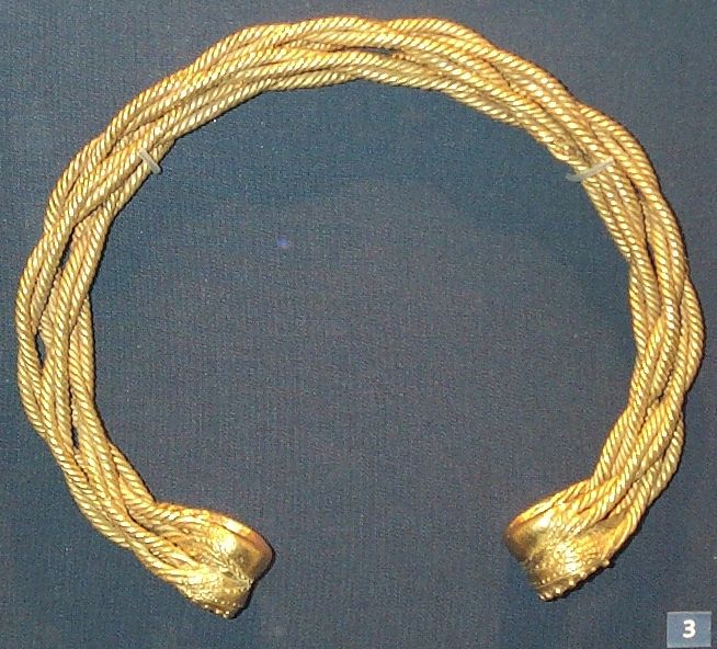 a gold colored rope with two twisted ends