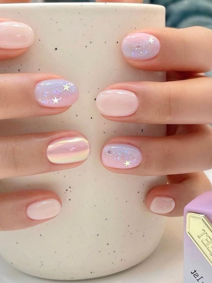 Light Purple Nail Art Designs, Light Purple Design Nails, Soft Girly Nails, Soft Pastel Nails, Short Shimmer Nails, Two Color Manicure, Short Gel Nails Spring Simple, Elegant Dip Nails, Nail Purple Pastel