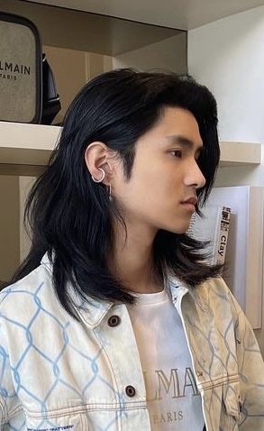 Long Straight Male Hairstyles, Asian Hair Men Long, Asian Long Hairstyles For Men, Long Japanese Hairstyles Men, Japanese Side Profile Male, Male Side Profile Long Hair, Long Asain Hairstyle Men, Long Layers Mens Hair, Layered Haircut Men Long