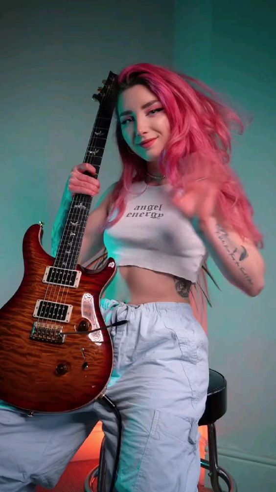 female guitarist Female Guitarist Aesthetic, Guitarist Aesthetic, Female Rockstar, Female Rockstar Aesthetic, Women Guitarists, Female Guitarists, Aesthetic Guitar, Musical Videos, Bass Guitar Chords