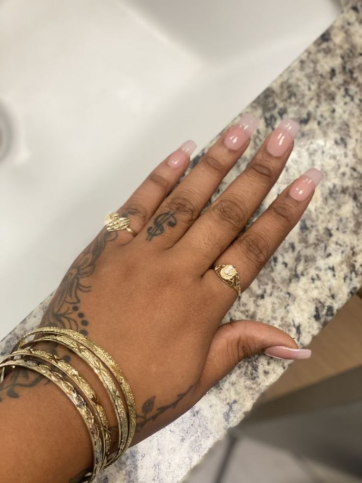 Rings On Black Women Hands, Rings On Black Women, Gold Jewelry Black Women, Xoxo Jewelry, Girl Nails, Cute Ear Piercings, Classy Acrylic Nails, Jewelry Accessories Ideas, Dope Jewelry